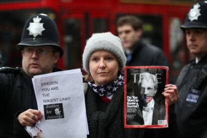 Una seguidora de Julian Assange es apartada por la policía de la entrada del Tribunal Superior de Londres, el pasado jueves.