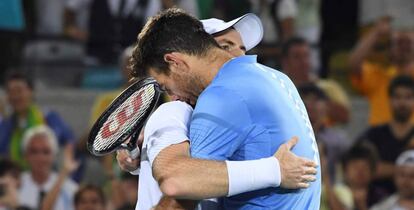 Murray y Del Potro se felicitan tras el partido.