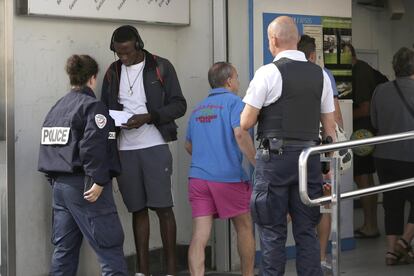 Los migrantres tratan de evitar a la policía francesa para superar la frontera que une a la localidad guipuzcoana con Francia, en la estacion Hendaya.
