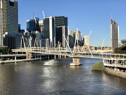 Cox Rayner Architects, autores de otra proeza de ingeniería sobre el aire, crearon con este paso sobre el río Brisbane para peatones y bicis todo un icono para la ciudad australiana. Edificado junto a la multinacional Arup Engineers, es el puente híbrido basado en el principio estructural de tensegridad más largo del mundo. Cumple la doble exigencia espacial de ser lo suficientemente alto para permitir el paso de navieros y resultar a la vez accesible a todo tipo de peatones, incluso con movilidad reducida. Andreu Carulla recalca su cara amable, siendo un puente perfectamente transitable y en contacto con el ser humano. “Es espectacular. Tiene una estructura tenso-estática, es decir, que por tensión aguanta el peso pero crea un caos visual muy atractivo. Posee un mecanismo de movimiento que libera el paso para barcos que también es interesante y un lenguaje distinto y humano más allá del mero ejercicio estético”.