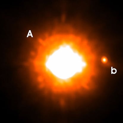 Fotografía de la estrella GQ Lupi (A) y del pequeño cuerpo en órbita (B).