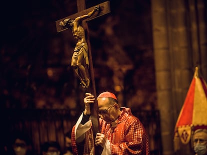 El cardenal Juan José Omella, presidente de los obispos cuando estalló el escándalo de pederastia, en una foto de archivo de una celebración de Semana Santa.
