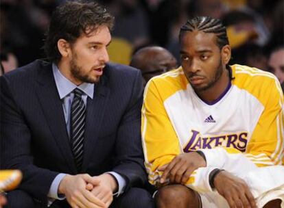 Pau Gasol junto a su compañero de Los Lakers Josh Powell.