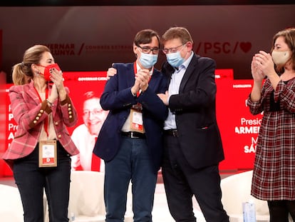 Salvador Illa, arropado en el congreso del PSC por Raquel Sánchez (izq.), ministra de Transporte, Ximo Puig (centro), presidente valenciano, y Francina Armengol (der.), presidenta de las Baleares.