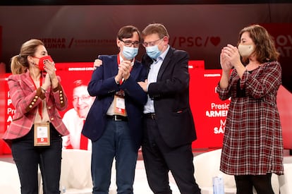 Salvador Illa, arropado en el congreso del PSC por Raquel Sánchez (izq.), ministra de Transporte, Ximo Puig (centro), presidente valenciano, y Francina Armengol (der.), presidenta de las Baleares.