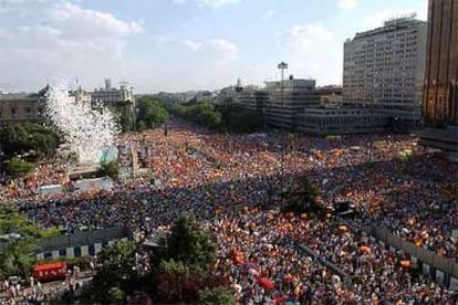 Miles de globos blancos son soltados en la plaza de Colón, en Madrid, al término de la concentración convocada por la AVT contra el diálogo con ETA y para exigir que se esclarezca el 11-M.