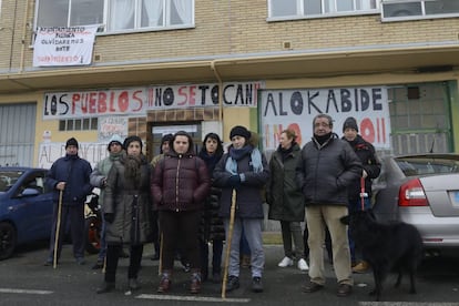 Vecinos de Astegieta, en Vitoria, hacen guardia con palos frente al portal del piso donde deber&iacute;a estar viviendo la familia Manzanares Cort&eacute;s. 