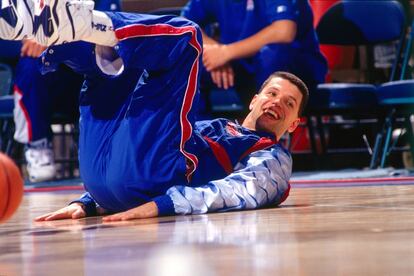 Drazen Petrovic estira antes del encuentro de los Nets frente a Sacramento Kings, el 28 de enero de 1992 en el Arco Arena de Sacramento, California.