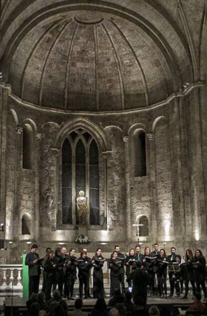 El Cor Tessàlia, en un moment de la seva actuació el divendres al Monestir de Sant Cugat.