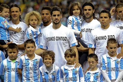 Los jugadores del Málaga visten camisetas con mensajes de apoyo a Tito Vilanova antes del inicio del partido.