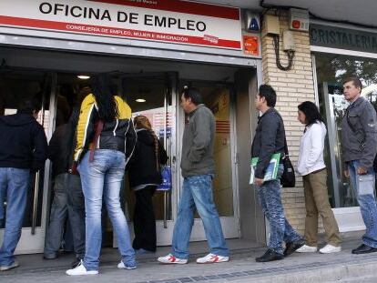 Cola de parados en una oficina de empleo en Madrid