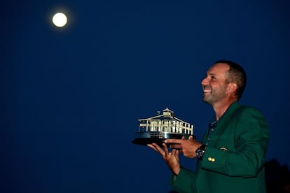 Sergio García celebra la victoria con el trofeo durante la ceremonia de la chaqueta verde.