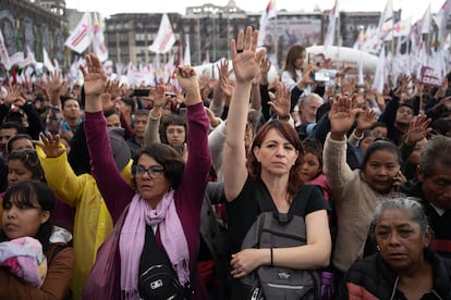 Mujeres saludan a la presidenta electa durante la entrega del bastón de mando, este martes en el Zócalo capitalino.