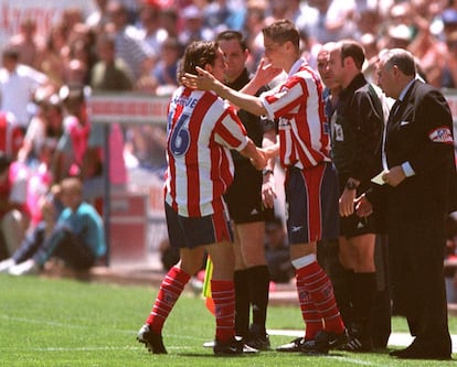 Fernando Torres (d), durante su debut en el primer equipo del Atlético de Madrid, el 27 de mayo de 2001.