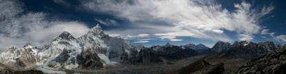 Panorâmica das montanhas Nuptse e Everest.