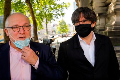 El exconsejero Lluís Puig, acompañado por Carles Puigdemont, esta mañana en Bruselas.