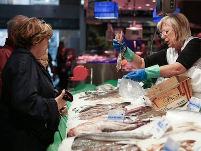 Una dona compra peix al mercat de Sants.