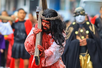 Actores de la Iglesia el Calvario representan el Santo Viacrucis este Viernes Santo, en Tegucigalpa (Honduras). 
