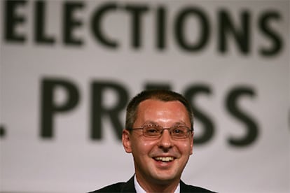 Sergei Stanishev sonríe en una rueda de prensa en Sofía tras lograr su coalición el 31% de los votos.