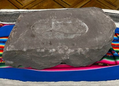 Fotografía cedida por la Agencia Boliviana de Información (ABI) de la huella humana pétrea más antigua del mundo.