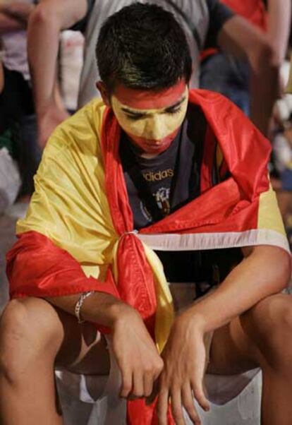 Un aficionado de la selección española muestra su decepción tras el partido.