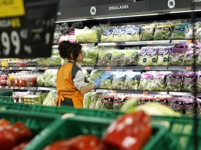 Una trabajadora en un supermercado Mercadona. 