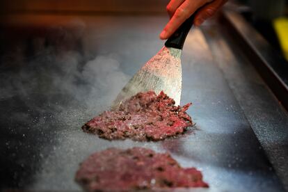 Un momento de la elaboración de la 'smashburger', en la que se emplea la técnica del aplastado de carne.
