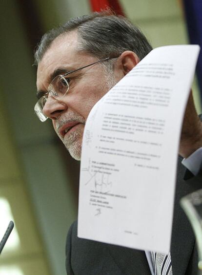 Mariano Fernández Bermejo muestra, en su comparecencia de ayer, el acta que firmaron el martes los sindicatos y el ministerio.