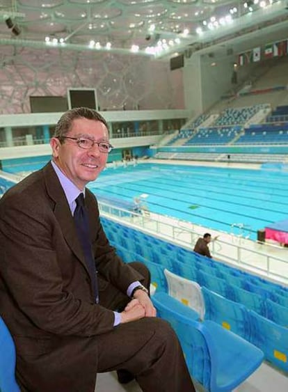 Alberto Ruiz-Gallardón, en la piscina olímpica de Pekín.