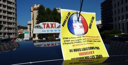 Un taxi de Marsella con un cartel de protestas, el pasado junio.