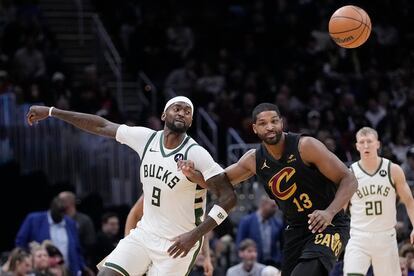 Milwaukee Bucks forward Bobby Portis (9) and Cleveland Cavaliers center Tristan Thompson