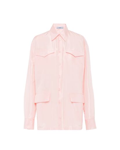 En tafetán, de corte recto y con cuatro bolsillos, esta camisa rosa de Prada es sin duda el capricho de la temporada. Encuéntrala aquí por 1.100 euros.