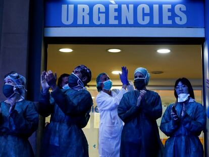 Personal médico del Hospital Dos de Mayo de Barcelona agradece los aplausos y muestras de apoyo de los ciudadanos.