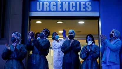 Personal médico del Hospital Dos de Mayo de Barcelona agradece los aplausos y muestras de apoyo de los ciudadanos.