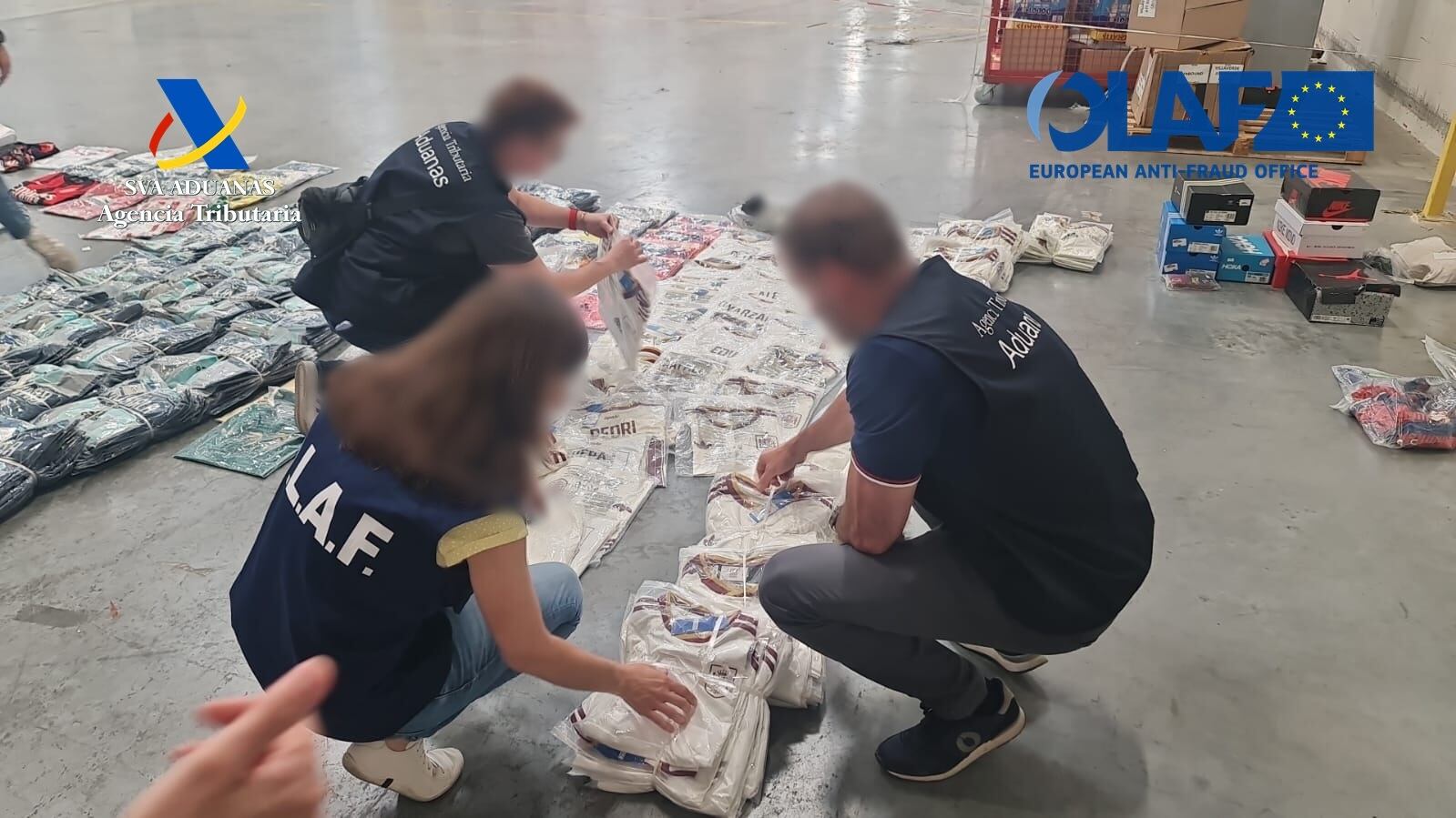 Hacienda desmantela dos naves con falsificaciones del Mundial: 2.000 camisetas y máquinas de 300.000 euros