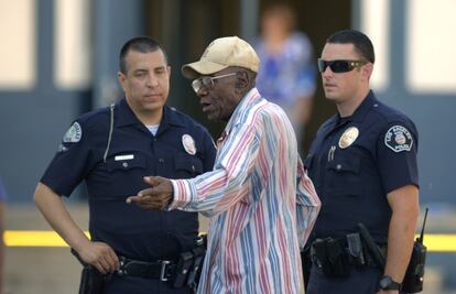 Preston Carter de 100 años habla con la policía tras atropellar a 11 personas en la ciudad de Los Angeles (California).