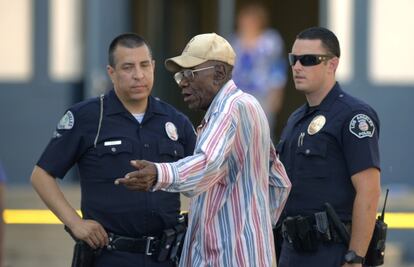 Preston Carter de 100 a&ntilde;os habla con la polic&iacute;a tras atropellar a 11 personas en la ciudad de Los Angeles (California).