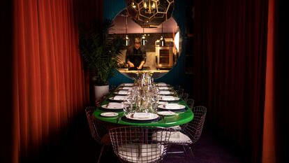 La sala del restaurante Room. 1, en Madrid, está compuesta por una mesa única para 12 comensales con vistas a la cocina.