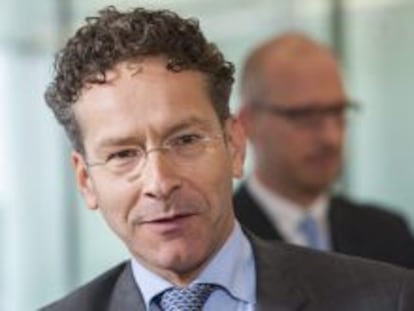 LU01 LUXEMBURGO (LUXEMBURGO), 13/10/2014.- El ministro holand&eacute;s de Finanzas, Jeroen Dijsselbloem, durante una rueda de prensa celebrada antes de la reuni&oacute;n de los ministros de Econom&iacute;a y Finanzas de los dieciocho pa&iacute;ses comunitarios que integran el Eurogrupo, en la sede de la Uni&oacute;n Europea en Luxemburgo, hoy, lunes 13 de octubre de 2014. Los ministros analizan hoy v&iacute;as para impulsar la inversi&oacute;n privada en apoyo del crecimiento econ&oacute;mico, los programas de rescate de Grecia y Chipre y diferentes aspectos de la Uni&oacute;n Bancaria. EFE/NICOLAS BOUVY