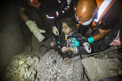 
7 de noviembre de 2023. Jan Yunis, franja de Gaza.

"Esta pequeña niña fue sacada de debajo de los escombros, su madre enferma de cáncer a su lado. Ambas resultaron gravemente heridas debido a las fracturas, contusiones y heridas en sus cuerpos, heridas por los escombros de su propio hogar. Ambas fueron rescatadas con vida, pero no puedo decirte si alguna sigue viva hoy".

