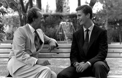 12 de septiembre de 1988. El rey Juan Carlos ríe junto a su hijo, el príncipe Felipe, sentados en un banco de La Zarzuela.