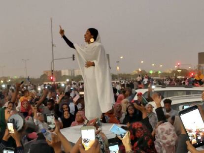 La famosa foto de Alaa Salah subida a un coche durante la revuelta, la foto que dio la vuelta al mundo.