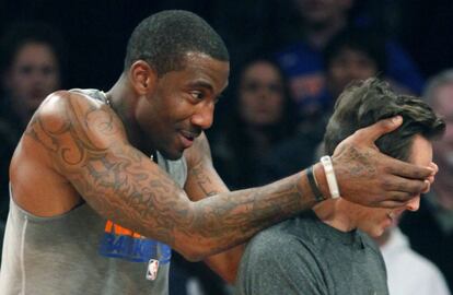 Amare Stoudemire, de los New York Knicks, bromea con Steve Nash, base de los Lakers y aún lesionado