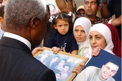 El secretario general de la ONU, Kofi Annan, durante su visita en Ramala a familiares de presos palestinos en Israel.