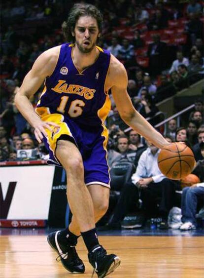 Pau Gasol anotó 24 puntos en su debut con los Lakers