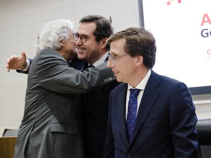 El presidente de la patronal madrileña (CEIM), Miguel Garrido, saluda al presidente de la CEOE, Antonio Garamendi, junto al alcalde de Madrid, José Luis Martínez-Almeida.