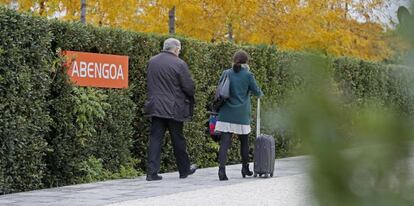 Unas personas entrando al centro de Abengoa de Palmas Altas en Sevilla. 