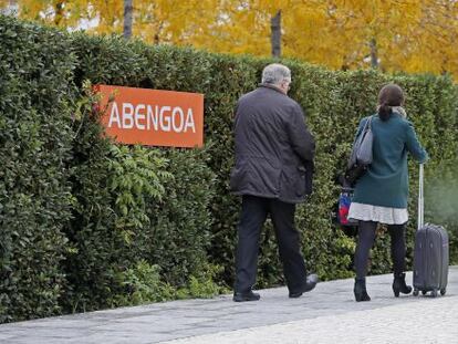 Unas personas entrando al centro de Abengoa de Palmas Altas en Sevilla. 