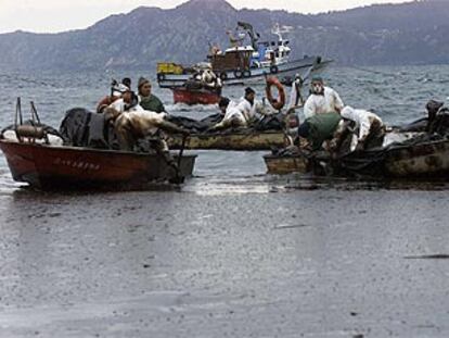 Marineros de las Rías Bajas combatiendo la segunda marea negra ocasionada por el derrame del <b></b><i>Prestige.</i>