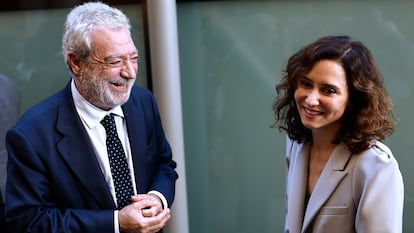 La presidenta de la Comunidad de Madrid, Isabel Díaz Ayuso conversa con su jefe de gabinete, Miguel Ángel Rodríguez, tras concluir la primera sesión del Debate del Estado de la Región.